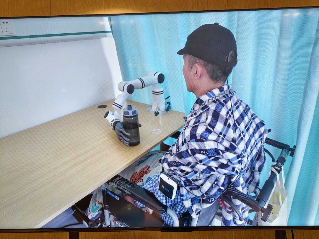 “意念控物”成真脑机接口创新将科幻照进现实｜活力中国调研行(图1)