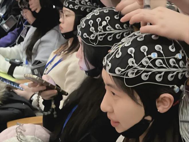 网友强势围观！清华惊现“神秘高科技组织”校方回应(图2)