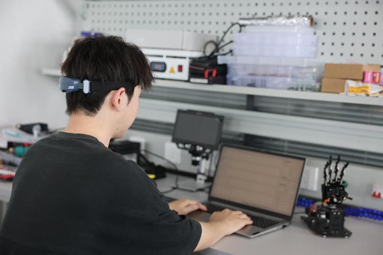 蹲点调查｜意念控制成真脑机接口来啦(图3)