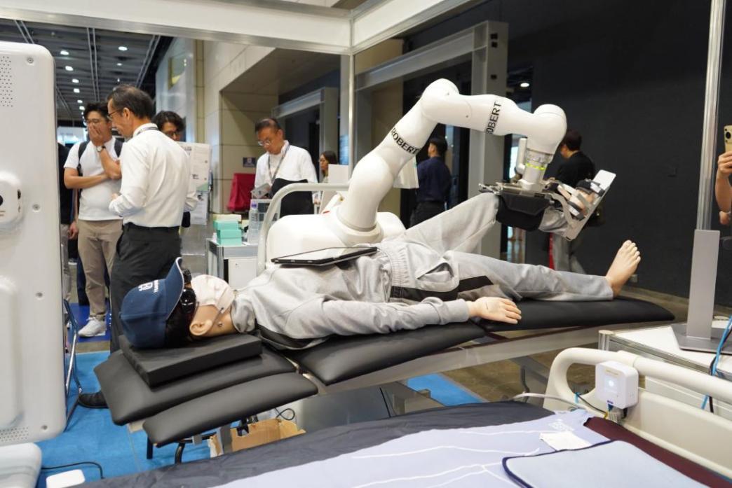 新华网财经观察丨当养老机器人来敲门(图1)