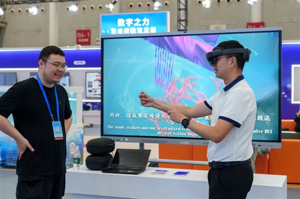 华科大微米级脑机接口亮相：脑组织放大数百倍一目了然(图1)