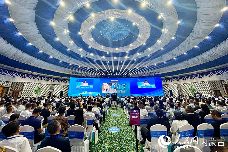 行进中国｜绿色算力“优等生” 人民网“行进中国”内蒙古调研采访团(图3)