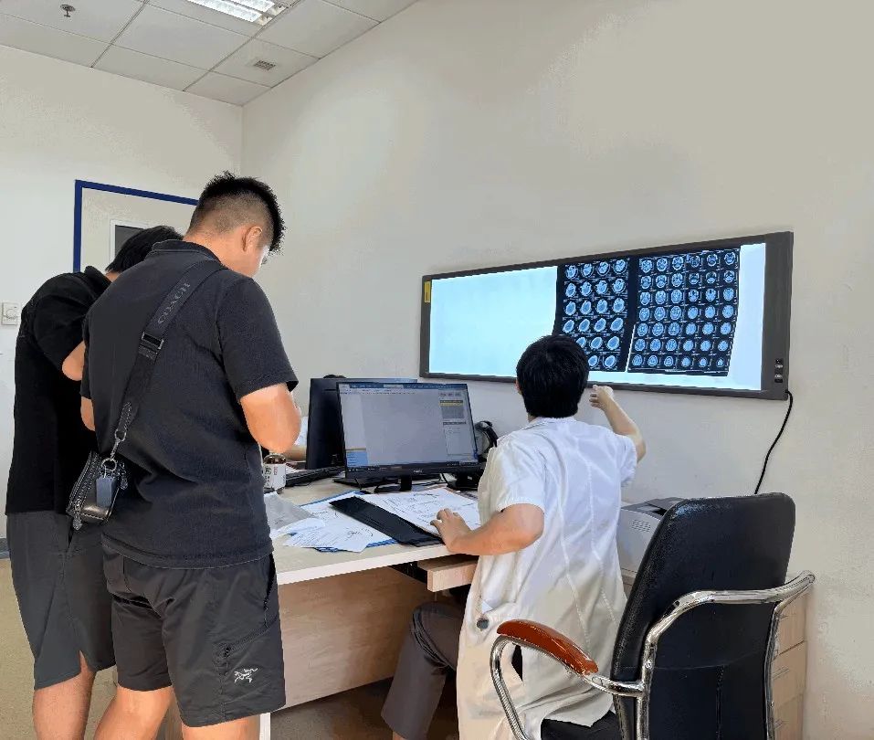 一线调查！瘫痪者、失明者的“救命稻草”？脑机接口门诊爆满背后的真相(图2)