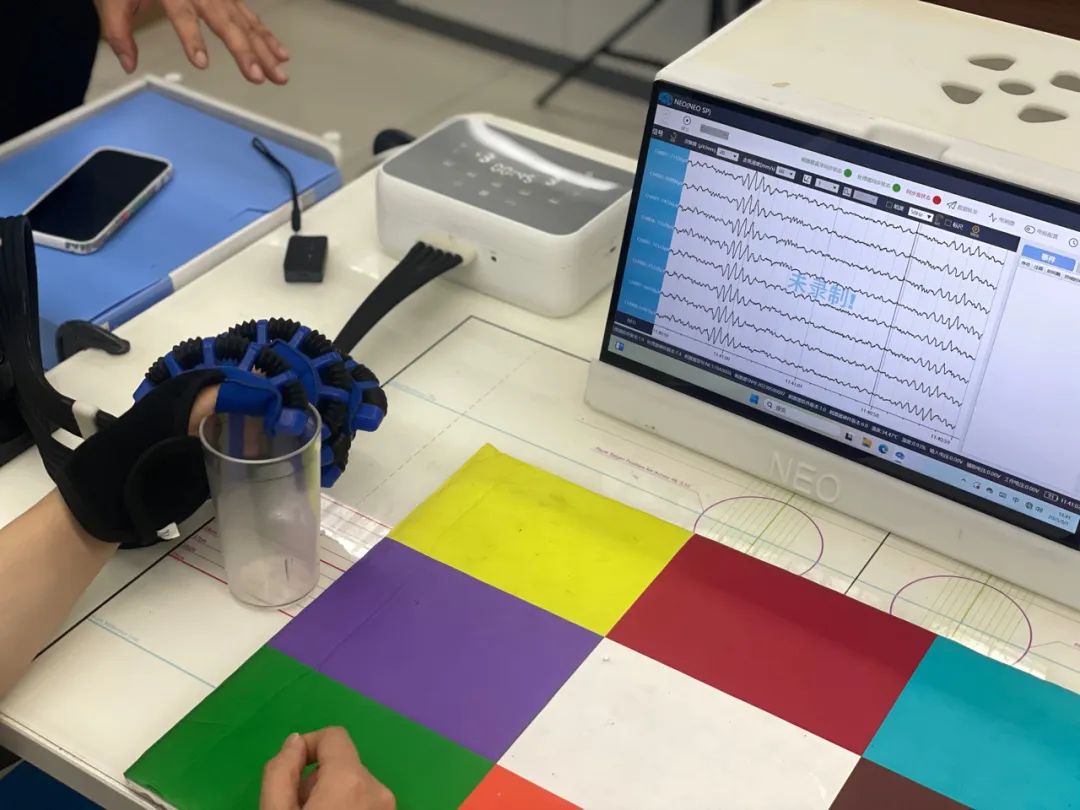 一线调查！瘫痪者、失明者的“救命稻草”？脑机接口门诊爆满背后的真相(图8)