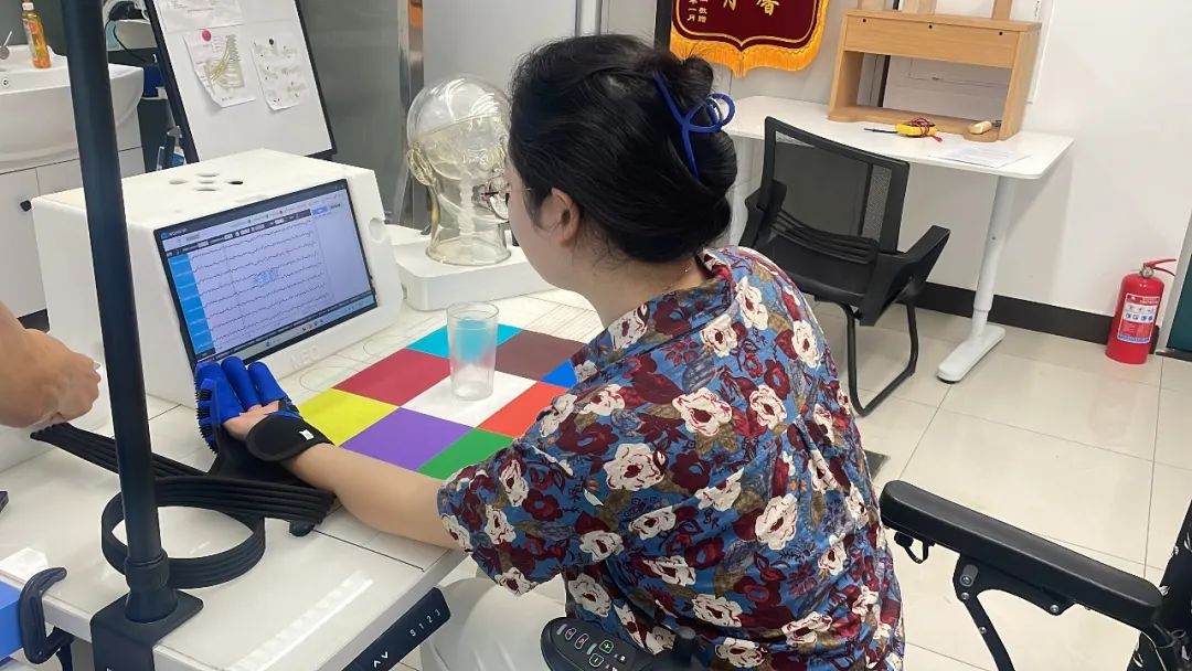 一线调查！瘫痪者、失明者的“救命稻草”？脑机接口门诊爆满背后的真相(图7)