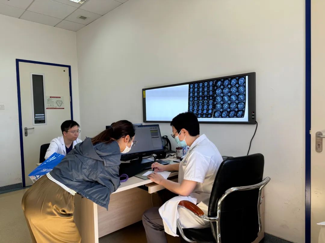 一线调查！瘫痪者、失明者的“救命稻草”？脑机接口门诊爆满背后的真相(图6)