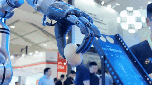 圈粉全场！强脑科技亮相2025世界机器人大会脑机接口技术再登《新闻联播(图1)