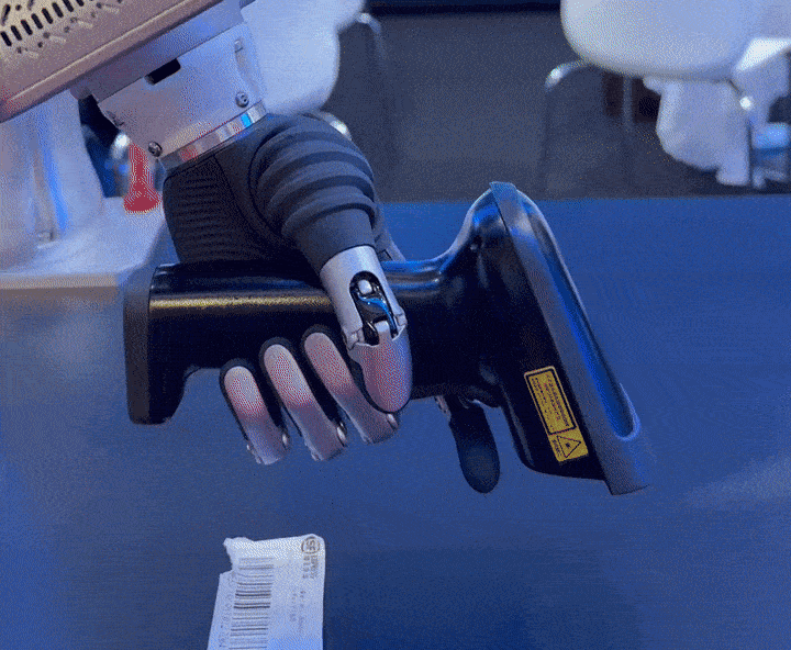 圈粉全场！强脑科技亮相2025世界机器人大会脑机接口技术再登《新闻联播(图3)