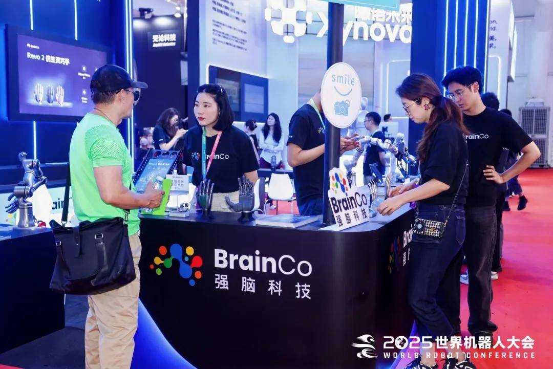 圈粉全场！强脑科技亮相2025世界机器人大会脑机接口技术再登《新闻联播(图5)