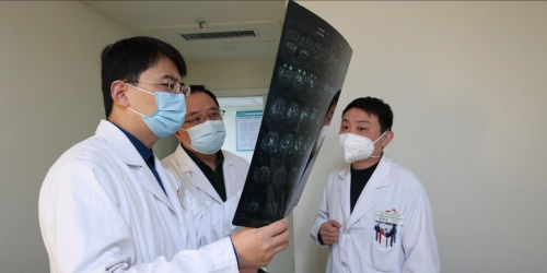 “让河南患者不再奔波”：北京名医刘宁回乡坐诊高难度脑瘤手术家门口搞定(图2)
