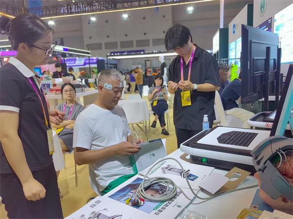 AI脑机医疗新品亮相2025智博会(图2)