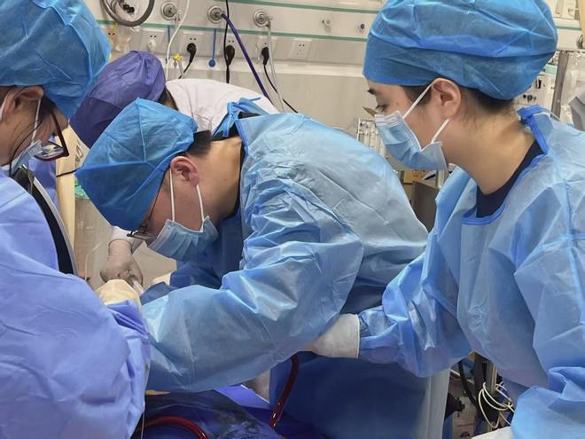 深夜突发意识障碍被送医这名患者心脏停跳近2小时后竟奇迹生还！(图1)