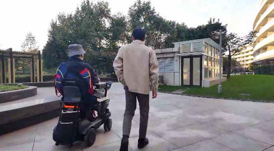 大江东｜并非“脑洞大开”！中国脑机接口成功让瘫痪患者“脑控”轮椅遛弯(图1)