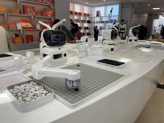 严选AI机器人等210款银发产品 自贡打造科技感爆表的“银发经济”体验新平台(图9)
