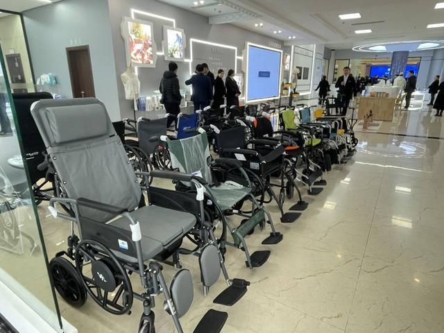 严选AI机器人等210款银发产品 自贡打造科技感爆表的“银发经济”体验新平台(图8)