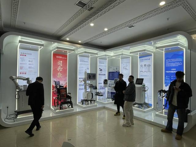 严选AI机器人等210款银发产品 自贡打造科技感爆表的“银发经济”体验新平台(图7)