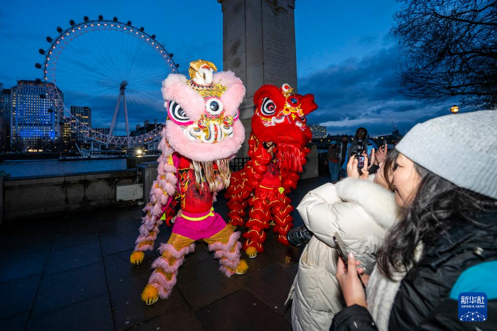 英国“伦敦眼”点亮“中国红”(图2)