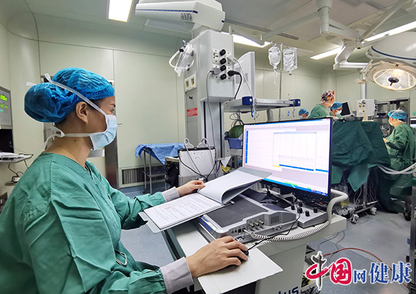 全国首例！北京世纪坛医院毛之奇团队成功植入国产新一代“超级脑起搏器”(图1)