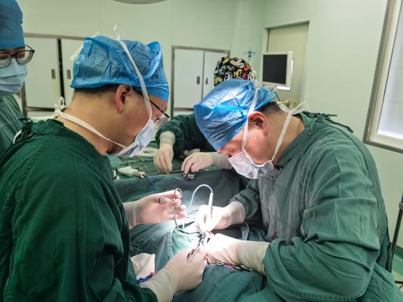宁德人民医院成功开展高难度双侧甲状腺癌根治及淋巴结清扫术(图1)