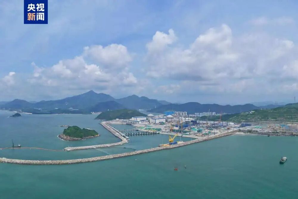 7点出发大雨中她冲进操场收回国旗网友：点赞这份清澈的爱！(图3)